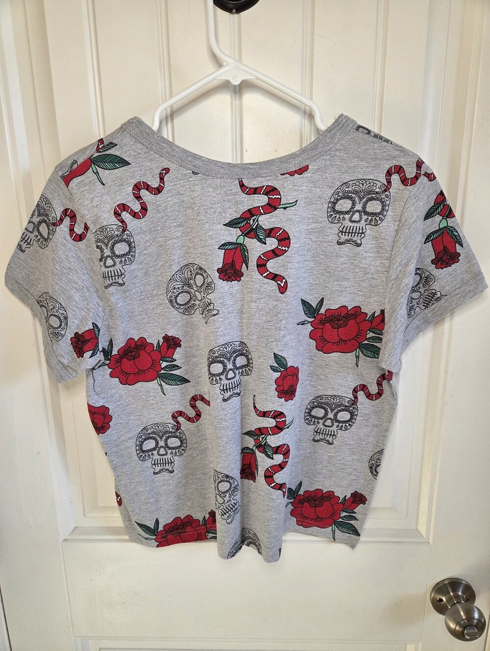NWT 🌹💀🐍 Rose Skull Snake Print Darling Blue Gray Tshirt - Picture 3 of 7